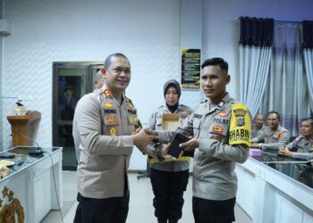 Kapolres Lhokseumawe, AKBP Henki Ismanto, S.I.K., secara simbolis menyerahkan HP Motorola LEX 11 kepada personil Bhabinkamtibmas jajaran Polres Lhokseumawe yang berlangsung di Aula Vicon Polres Lhokseumawe pada Jumat pagi tanggal 03 Mei 2024.