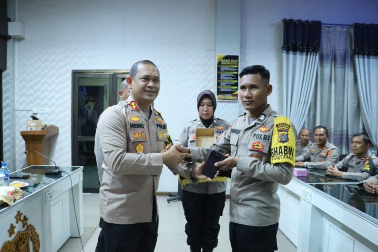 Kapolres Lhokseumawe, AKBP Henki Ismanto, S.I.K., secara simbolis menyerahkan HP Motorola LEX 11 kepada personil Bhabinkamtibmas jajaran Polres Lhokseumawe yang berlangsung di Aula Vicon Polres Lhokseumawe pada Jumat pagi tanggal 03 Mei 2024.