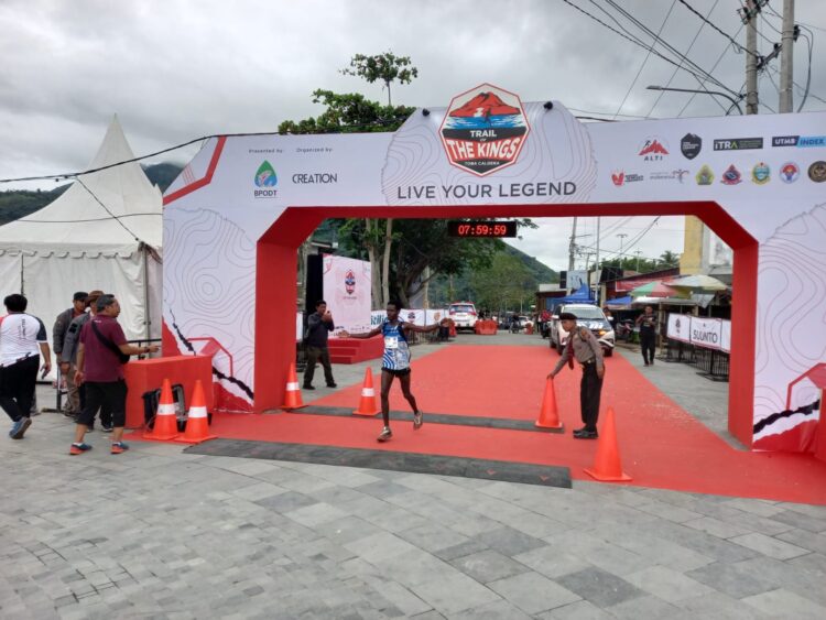 Polres Samosir telah menggelar pengamanan dan pengawalan dalam rangka Trail Of The Kings 2024 di Kabupaten Samosir. Sebanyak 38 personel Polres Samosir dikerahkan untuk mengawal jalur lintasan selama dua hari berturut-turut, dimulai pada Sabtu, (04 Mei 2024).