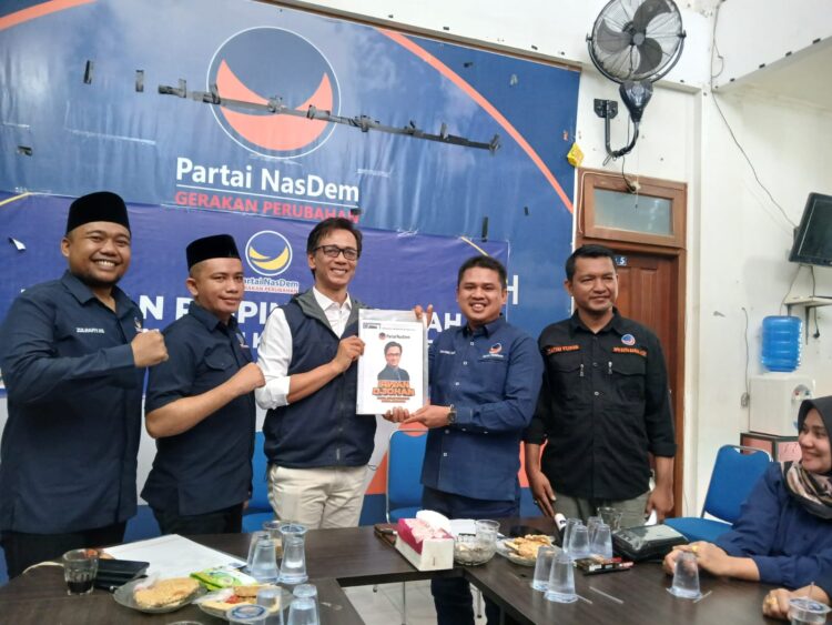 Teuku Irwan Djohan resmi mendaftar bakal calon wali kota Banda Aceh ke Dewan Pimpinan Daerah (DPD) Partai NasDem setempat, Sabtu (4/5/24).