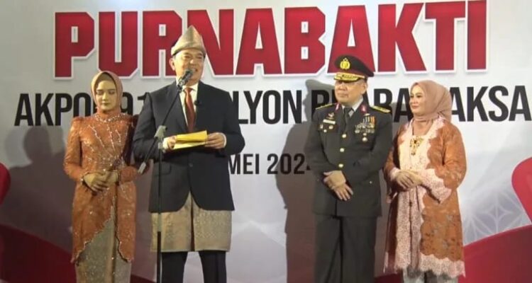 12 alumni Akpol 91 Bhara Daksa melepas masa tugasnya tanpa cacat dan membebani institusi Polri, Minggu (05/05/24). Pelepasan ini dilaksanakan Sabtu (4/5/24) malam di Bumi Sriwijaya kota Palembang dengan tradisi pedang pora yang dihadiri seluruh alumni Akpol 91