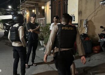 Personel Rayon Samapta Polresta Manado kembali mengintensifkan kegiatan patroli rutin dengan metode KRYD (Kegiatan Rutin Yang Ditingkatkan) di wilayah Banjer. Langkah ini diambil sebagai upaya penguatan keamanan dan ketertiban masyarakat serta peningkatan kewaspadaan terhadap potensi gangguan keamanan, Kamis (2/5/2024) malam.