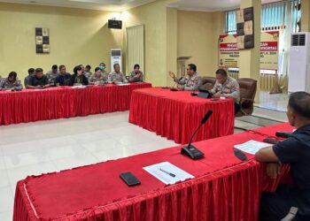 Kapolresta Manado Kombes Pol Julianto Sirait, bersama dengan Wakapolresta Manado, memimpin rapat penting hari ini yang menyoroti temuan audit kinerja tahap I oleh Inspektorat Pengawasan Daerah (Itwasda) Polda Sulut. Rapat tersebut dihadiri oleh sejumlah pejabat tinggi kepolisian dan pemerintah daerah, serta pemangku kepentingan terkait, Jumat (3/5/2024).