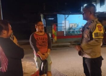 Polsek Singkil telah mengadakan sebuah kegiatan inovatif yang bertajuk “Ba Ron-Ron Kampung” di wilayah Kelurahan Dindulang Satu Lingkungan 2 dan 4, Kecamatan Tuminting. Kegiatan ini merupakan bagian dari upaya Polsek untuk lebih mendekatkan diri dengan masyarakat serta meningkatkan rasa keamanan dan kepercayaan warga terhadap institusi kepolisian, Kamis (2/5/2024).