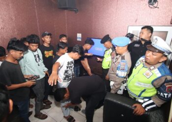 PERIKSA : Personel gabungan Polres Sergai dan Polsek Perbaungan memeriksa pengunjung salah satu tempat hiburan karaoke di Perbaungan dan mengimbau untuk tidak menggunakan narkoba dan obat-obat terlarang lainnya saat menggelar patroli dan razia KRYD, Sabtu (4/5/2024) malam. (Foto Dok/Humas Polres)