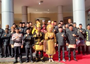Peringatan Hari Pendidikan Nasional (Hardiknas) di Kabupaten Nagan Raya, Aceh, berlangsung secara khidmat, dengan tema bergerak bersama melanjutkan merdeka belajar. Kegiatan peringatan upacara Hardiknas tersebut, dilaksanakan Senin (6/5/2024) di Halaman Kantor Bupati Nagan Raya Kompleks Perkantoran Suka Makmue.