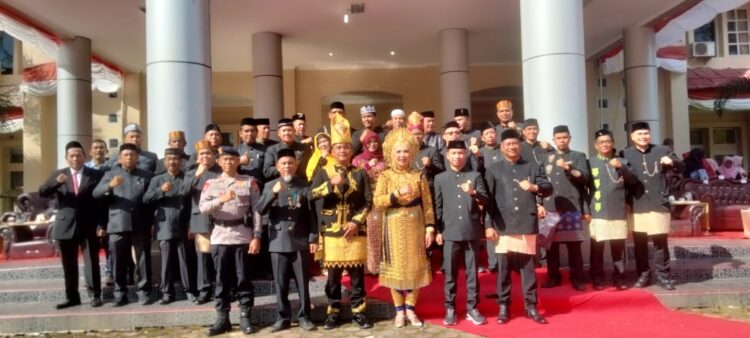 Peringatan Hari Pendidikan Nasional (Hardiknas) di Kabupaten Nagan Raya, Aceh, berlangsung secara khidmat, dengan tema bergerak bersama melanjutkan merdeka belajar. Kegiatan peringatan upacara Hardiknas tersebut, dilaksanakan Senin (6/5/2024) di Halaman Kantor Bupati Nagan Raya Kompleks Perkantoran Suka Makmue.