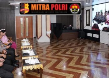 Kapolda Sumsel Irjen. Pol. A. Rachmad Wibowo, SIK, selaku Penasehat Yayasan Kemala Bhayangkari Daerah Sumsel dan Ketua Pengurus Yayasan Kemala Bhayangkari Daerah Sumsel Evi Rachmad Wibowo beserta beberapa PJU Polda Sumsel, Kapolres/Tabes PJU Polres Jajaran dan Pengurus Yayasan Kemala Bhayangkari (YKB) Daerah Sumsel hadir secara daring (Zoom Meeting) dalam acara Peresmian Gedung Kemala, Kantor Pengurus Pusat Yayasan Kemala Bhayangkari yang bertempat di Ruang Serbaguna Lantai II Gedung Utama Presisi Mapolda Sumsel Jalan Jendral Sudirman KM.4 Palembang pada Sabtu (4/5/24).