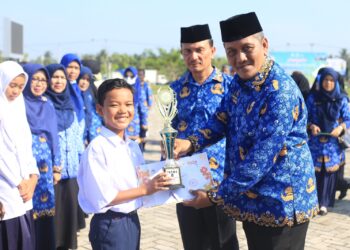 Pj Sekda Aceh Utara Dayan Albar didampingi oleh Kepala Dinas Pendidikan dan Kebudayaan Jamaluddin, SSos, MPd, menyerahkan penghargaan untuk sejumlah sekolah dan siswa berprestasi. Yakni pemenang Festival dan Lomba Seni Siswa Nasional (FLS2N) SMP tingkat kabupaten tahun 2024, masing-masing Juara I menyanyi solo katagori individu atas nama Shafna Althafunnisa dari SMP Swasta Iskandar Muda, Juara II Alya Putri Balqis dari SMP Negeri 2 Sawang, dan Juara III Muhammad Ilham Arif dari SMP Negeri 2 Kuta Makmur.
