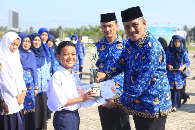 Pj Sekda Aceh Utara Dayan Albar didampingi oleh Kepala Dinas Pendidikan dan Kebudayaan Jamaluddin, SSos, MPd, menyerahkan penghargaan untuk sejumlah sekolah dan siswa berprestasi. Yakni pemenang Festival dan Lomba Seni Siswa Nasional (FLS2N) SMP tingkat kabupaten tahun 2024, masing-masing Juara I menyanyi solo katagori individu atas nama Shafna Althafunnisa dari SMP Swasta Iskandar Muda, Juara II Alya Putri Balqis dari SMP Negeri 2 Sawang, dan Juara III Muhammad Ilham Arif dari SMP Negeri 2 Kuta Makmur.