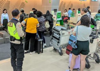 Kapolsek Kawasan Bandara, Iptu Eko Feryyanto, secara langsung memimpin patroli di terminal bandara. Kolaborasi erat antara Polsek Bandara dan Avsec Bandara menjadi kunci utama dalam menjaga situasi kondusif dan keamanan di area bandara tersebut, Senin (6/5/2024).