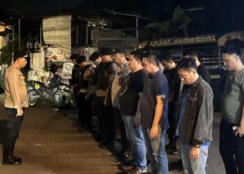 Personel Polresta Manado terus meningkatkan kehadiran dan kewaspadaan di sekitar wilayah Kota Manado dengan melakukan kegiatan patroli mobile dan KRYD (Kegiatan Rutin Yang Ditingkatkan) di sekitaran Kelurahan Banjer Lk IV dan V, Kecamatan Tikala, Minggu (5/5/2024) malam.