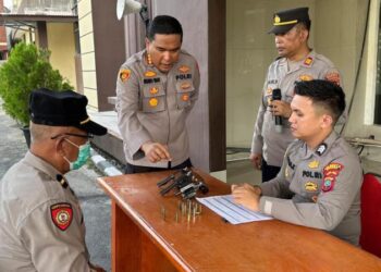 Kapolresta Manado, Kombes Pol Julianto Sirait, yang turut memastikan kelancaran proses pemeriksaan. Langkah ini merupakan bagian dari upaya untuk memastikan keamanan dan kesiapan personel dalam menggunakan senjata api dengan benar sesuai dengan protokol yang telah ditetapkan, Senin (6/5/2024).