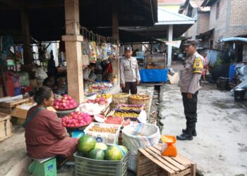 Kegiatan Sambang Desa atau Kunjungan ke warga Binaan merupakan tugas rutin dari seorang Bhabinkamtibmas dan Kegiatan tersebut sebagai upaya preventif/pencegahan terjadinya gangguan kamtibmas di wilayah desa yang menjadi tanggung jawab seorang Bhabinkamtibmas. Hal tersebut juga dilaksanakan Personil Bhabinkamtibmas Polres Samosir. Selasa (07/06/2024).