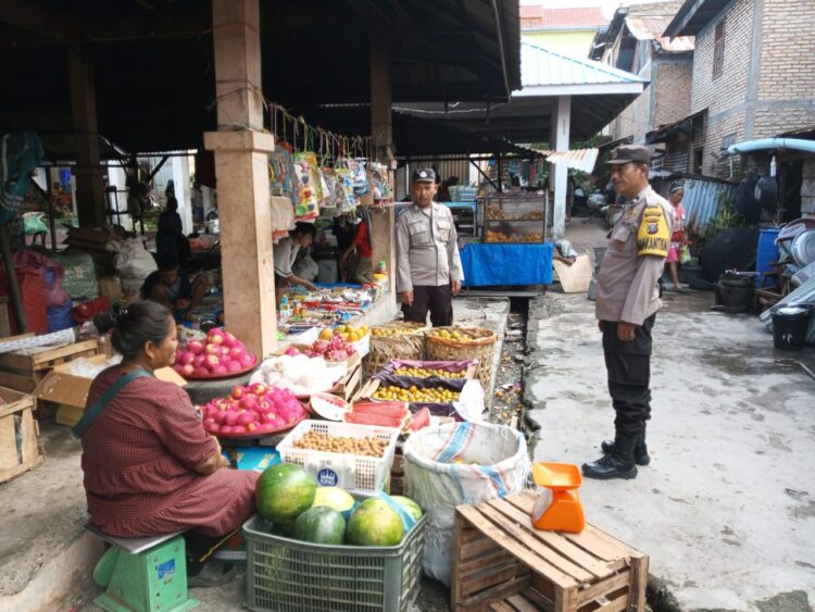 Kegiatan Sambang Desa atau Kunjungan ke warga Binaan merupakan tugas rutin dari seorang Bhabinkamtibmas dan Kegiatan tersebut sebagai upaya preventif/pencegahan terjadinya gangguan kamtibmas di wilayah desa yang menjadi tanggung jawab seorang Bhabinkamtibmas. Hal tersebut juga dilaksanakan Personil Bhabinkamtibmas Polres Samosir. Selasa (07/06/2024).