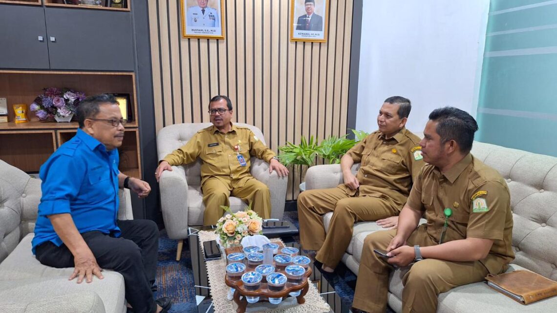 Sekda Azwardi ketika menerima kunjungan Ketua PWI Aceh, Nasir Nurdin di ruang kerjanya, Selasa, 7 Mei 2024.