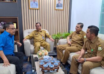 Sekda Azwardi ketika menerima kunjungan Ketua PWI Aceh, Nasir Nurdin di ruang kerjanya, Selasa, 7 Mei 2024.