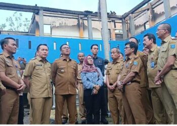 Didampingi Pj. Bupati OKI, Pj. Gubernur Sumsel Agus Fatoni meninjau langsung asrama putra SMAN 3 Unggulan Kayuagung yang hangus terbakar, Sabtu (3/5) lalu.