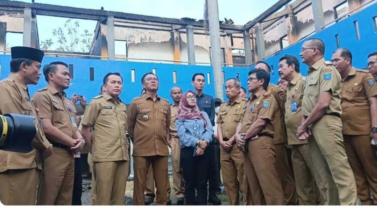 Didampingi Pj. Bupati OKI, Pj. Gubernur Sumsel Agus Fatoni meninjau langsung asrama putra SMAN 3 Unggulan Kayuagung yang hangus terbakar, Sabtu (3/5) lalu.