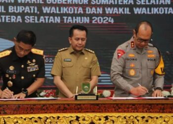 Kapolda Sumsel Irjen Pol A. Rachmad Wibowo, SIK bersama Kapolres/Tabes jajaran Polda Sumsel menghadiri penandatanganan Naskah Perjanjian Hibah Daerah (NPHD) pengamanan pelaksanaan penyelenggaraan pemilihan Gubernur dan wakil Gubernur Sumatera Selatan serta Bupati dan wakil Bupati, Walikota dan wakil Walikota se Sumatera Selatan tahun 2024, bertempat di Griya Agung, Selasa (7/5) Siang