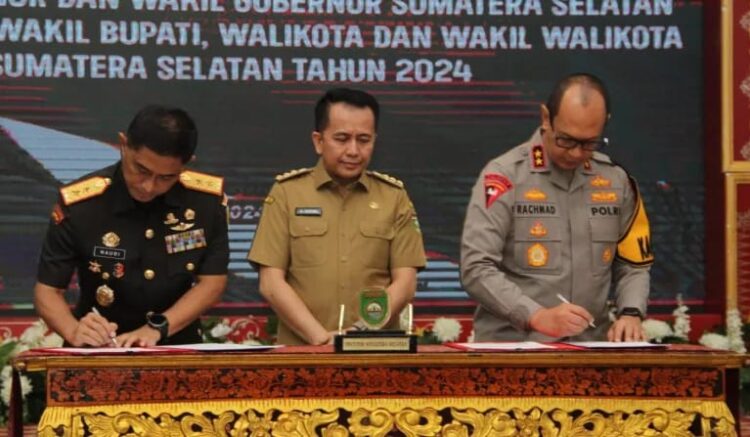 Kapolda Sumsel Irjen Pol A. Rachmad Wibowo, SIK bersama Kapolres/Tabes jajaran Polda Sumsel menghadiri penandatanganan Naskah Perjanjian Hibah Daerah (NPHD) pengamanan pelaksanaan penyelenggaraan pemilihan Gubernur dan wakil Gubernur Sumatera Selatan serta Bupati dan wakil Bupati, Walikota dan wakil Walikota se Sumatera Selatan tahun 2024, bertempat di Griya Agung, Selasa (7/5) Siang
