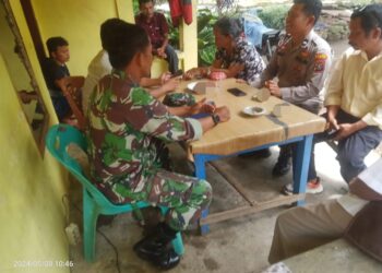 Aipda Lamtro Sagala Personil Bhabinkamtibmas Polsek Harian bersama Kopda J Baringin Personil Babinsa dari Koramil Harian mengunjungi masyarakat yang tinggal di sekitar lokasi Objek Wisata Aek Sipitudai Desa Aek Sipitudai Kec. Sianjur Mulamula Kabupaten Samosir.
