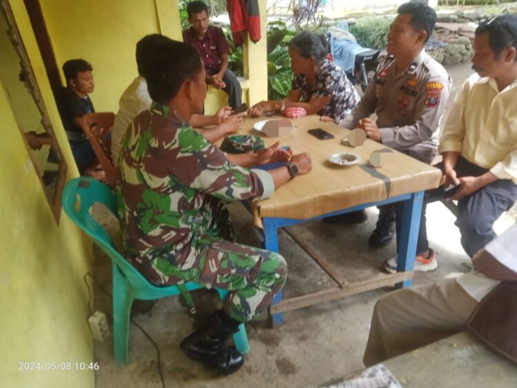 Aipda Lamtro Sagala Personil Bhabinkamtibmas Polsek Harian bersama Kopda J Baringin Personil Babinsa dari Koramil Harian mengunjungi masyarakat yang tinggal di sekitar lokasi Objek Wisata Aek Sipitudai Desa Aek Sipitudai Kec. Sianjur Mulamula Kabupaten Samosir.