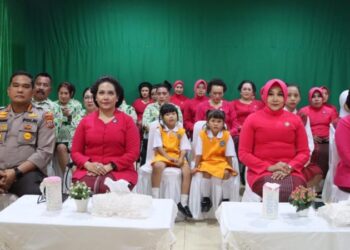Kapolresta Manado, Kombes Pol Julianto Sirait, bersama dengan Ketua Bhayangkari Cabang Manado, Ny Melanie Julianto, turut merayakan ulang tahun yayasan Kemala Bhayangkari yang ke-44. Acara tersebut dilangsungkan secara virtual di Ruang Bhayangkari Cabang Manado. Meskipun dalam situasi yang tidak biasa karena pandemi, antusiasme untuk merayakan momen istimewa ini tetap tinggi, Selasa (7/5/2024).
