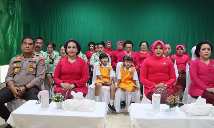 Kapolresta Manado, Kombes Pol Julianto Sirait, bersama dengan Ketua Bhayangkari Cabang Manado, Ny Melanie Julianto, turut merayakan ulang tahun yayasan Kemala Bhayangkari yang ke-44. Acara tersebut dilangsungkan secara virtual di Ruang Bhayangkari Cabang Manado. Meskipun dalam situasi yang tidak biasa karena pandemi, antusiasme untuk merayakan momen istimewa ini tetap tinggi, Selasa (7/5/2024).