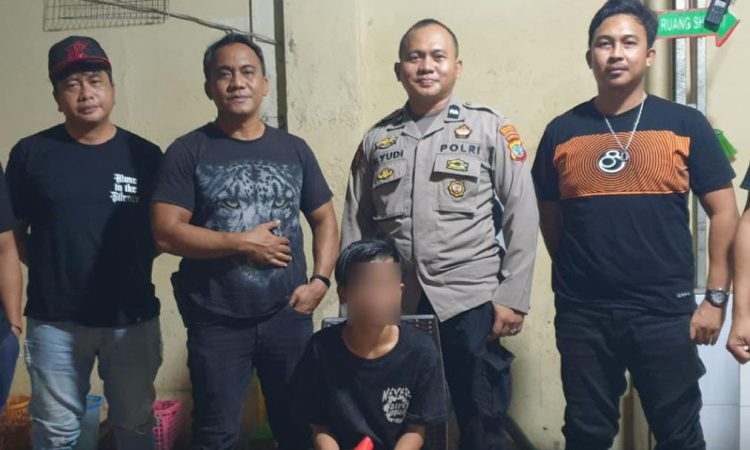 Tim Delta Resmob Polresta Manado telah berhasil mengamankan seorang terduga pelaku penganiayaan di Kelurahan Calaca, Kecamatan Wenang, Kota Manado. Pelaku tersebut diketahui bernama RP, seorang laki-laki berusia 13 tahun yang beralamatkan di Kelurahan Calaca Lingkungan III, Kecamatan Wenang, Kota Manado, Selasa (7/5/2024).
