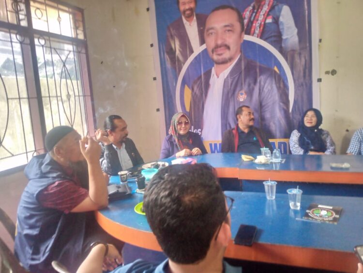 Hj. Ismaniar. SE mantan Anggota DPR Aceh resmi mendaftarkan dirinya sebagai bakal calon Bupati/Wakil Bupati untuk Pilkada serentak 2024 ke Partai NasDem Aceh Tengah. Proses pengembalian formulir pendaftaran, Ismaniar didampingi oleh pihak keluarga, perwakilan tokoh masyarakat dan sejumlah simpatisan, di Kantor DPD Partai NasDem Aceh Tengah, Rabu (8/5/24).