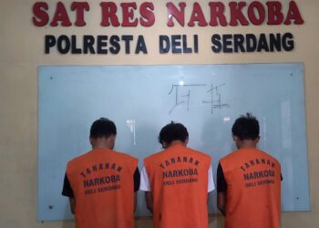 DIAMANKAN: 3 Calon penumpang yang diamankan dari Bandara, Rabu (8/5/2024) di Mapolresta Deliserdang. (Foto Dok/ Polresta.DS)