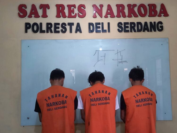 DIAMANKAN: 3 Calon penumpang yang diamankan dari Bandara, Rabu (8/5/2024) di Mapolresta Deliserdang. (Foto Dok/ Polresta.DS)