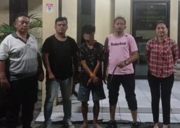 Sebuah insiden penganiayaan dengan penggunaan senjata tajam terjadi di Kota Manado. Korban, seorang lelaki bernama Rovaldo Tulangow, menjadi sasaran serangan yang dilakukan oleh seorang pelaku bernama RK alias DANS. Kejadian tersebut berlangsung di tempat kos di Kelurahan Sario, Kecamatan Sario, Selasa (7/5/2024).