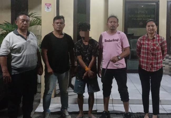 Sebuah insiden penganiayaan dengan penggunaan senjata tajam terjadi di Kota Manado. Korban, seorang lelaki bernama Rovaldo Tulangow, menjadi sasaran serangan yang dilakukan oleh seorang pelaku bernama RK alias DANS. Kejadian tersebut berlangsung di tempat kos di Kelurahan Sario, Kecamatan Sario, Selasa (7/5/2024).