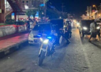 Dalam upaya meningkatkan keselamatan di jalan raya, Satuan Lalu Lintas (Sat Lantas) Polresta Manado telah meluncurkan operasi “Silau Mata”. Operasi ini bertujuan untuk mengurangi kecelakaan lalu lintas yang disebabkan oleh silau lampu kendaraan di kawasan perkotaan, Selasa (7/5/2024) malam.