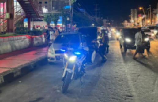 Dalam upaya meningkatkan keselamatan di jalan raya, Satuan Lalu Lintas (Sat Lantas) Polresta Manado telah meluncurkan operasi “Silau Mata”. Operasi ini bertujuan untuk mengurangi kecelakaan lalu lintas yang disebabkan oleh silau lampu kendaraan di kawasan perkotaan, Selasa (7/5/2024) malam.