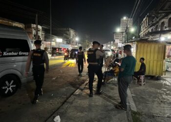 Team patroli Sat Samapta melaksanakan patroli, kegiatan patroli rutin ini guna mencegah terjadinya guantibmas pada lokasi rumah penduduk dan pada lokasi rawan terjadinya Guantibmas, team patroli perintis presisi juga menghimbau kepada masyarakat agar pada malam hari memastikan rumah terkunci untuk menghidari pencurian, masyarakat sangat berterima kasih dengan kehadiran aparat kepolisian masyarakat menjadi lebih tenang dan nyaman dalam melaksanakan kegiatannya, Rabu 08/05/2024 malam.