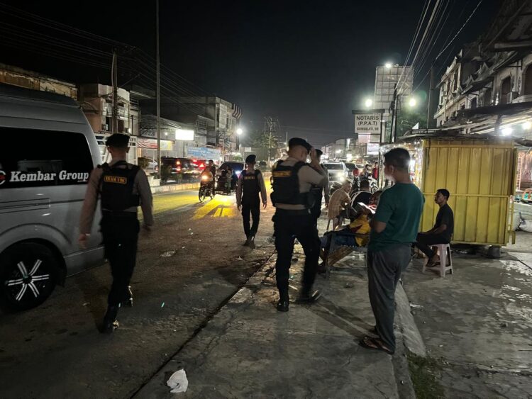 Team patroli Sat Samapta melaksanakan patroli, kegiatan patroli rutin ini guna mencegah terjadinya guantibmas pada lokasi rumah penduduk dan pada lokasi rawan terjadinya Guantibmas, team patroli perintis presisi juga menghimbau kepada masyarakat agar pada malam hari memastikan rumah terkunci untuk menghidari pencurian, masyarakat sangat berterima kasih dengan kehadiran aparat kepolisian masyarakat menjadi lebih tenang dan nyaman dalam melaksanakan kegiatannya, Rabu 08/05/2024 malam.