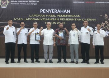 Penyerahan hasil pemeriksaan LHP atas LKPD Pemkot Tegal tahun 2023 oleh Kepala BPK Perwakilan Provinsi Jawa Tengah, Hari Wiwoho kepada Pj. Wali Kota Tegal, Dadang Somantri dan Ketua DPRD Kota Tegal, Kusnendro berlangsung di Ruang Rapat Lantai 3 Kantor BPK Perwakilan Provinsi Jawa Tengah, Rabu (8/5/24) siang.