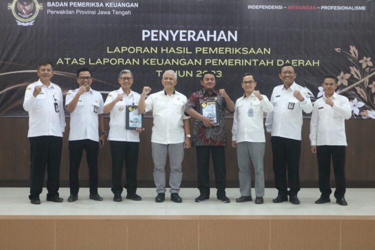 Penyerahan hasil pemeriksaan LHP atas LKPD Pemkot Tegal tahun 2023 oleh Kepala BPK Perwakilan Provinsi Jawa Tengah, Hari Wiwoho kepada Pj. Wali Kota Tegal, Dadang Somantri dan Ketua DPRD Kota Tegal, Kusnendro berlangsung di Ruang Rapat Lantai 3 Kantor BPK Perwakilan Provinsi Jawa Tengah, Rabu (8/5/24) siang.