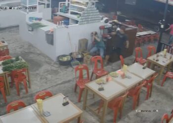 BACOK: OTK bacok pekerja Cafe Anugrah di Jalan Selamat Ketaren/Simpang Pasar V Timur Desa Medan Estate, Kecamatan Percut Sei Tuan, Deliserdang.(Foto Dok/Screenshot)