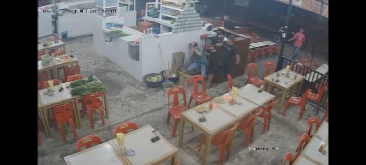 BACOK: OTK bacok pekerja Cafe Anugrah di Jalan Selamat Ketaren/Simpang Pasar V Timur Desa Medan Estate, Kecamatan Percut Sei Tuan, Deliserdang.(Foto Dok/Screenshot)