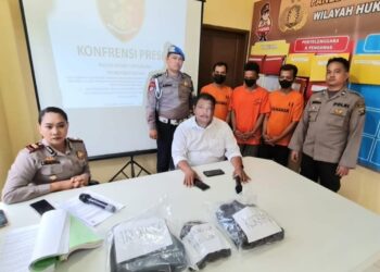 PAPARKAN: Kapolsek Medan Tuntungan Iptu Christin Malahayati Simanjuntak SS MH didampingi Kanit Reskrim Polsek Medan Tuntungan Iptu Elia Karo-karo saat memaparkan kasus pembunuhan di Aula Mapolsek Medan Tuntungan, Rabu (8/5/2024). (Foto Dok/Reskrim Polsek Medan Tuntungan) - Nb: Karnolius Tarigan (KT), Samsul Bahri (SB) dan Irwanta Sembiring (IS)