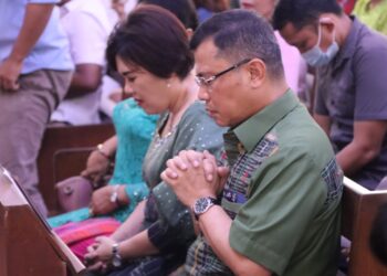BERDOA: Kapolrestabes Medan Kombes Pol Dr Teddy John Sahala Marbun dan istri yang juga Ketua Bhayangkari Cabang Kota Besar Medan Ny dr Ulivia br Lubis berdoa saat mengikuti Ibadah Memperingati Kenaikan Yesus Kristus di Gereja GKPI Resort Khusus Sei Agul Medan, Kamis (9/5/2024).(Foto Dok/Polrestabes)