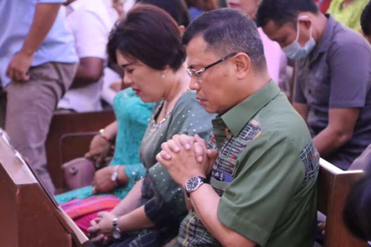 BERDOA: Kapolrestabes Medan Kombes Pol Dr Teddy John Sahala Marbun dan istri yang juga Ketua Bhayangkari Cabang Kota Besar Medan Ny dr Ulivia br Lubis berdoa saat mengikuti Ibadah Memperingati Kenaikan Yesus Kristus di Gereja GKPI Resort Khusus Sei Agul Medan, Kamis (9/5/2024).(Foto Dok/Polrestabes)