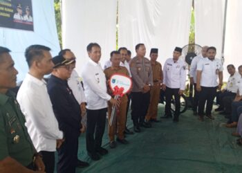 PJ Bupati OKI Asmar Wijaya, didampingi oleh jajaran Forkopimda Kabupaten Ogan Komering Ilir (OKI), meninjau pelaksanaan Program Ketahanan Pangan dan Pengentasan Kemiskinan Bantuan Rumah Tidak Layak Huni (RTLH) di Desa Anyar Kecamatan Kayuagung, Rabu, (08/5/24)