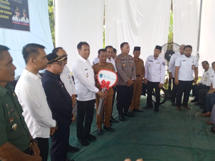 PJ Bupati OKI Asmar Wijaya, didampingi oleh jajaran Forkopimda Kabupaten Ogan Komering Ilir (OKI), meninjau pelaksanaan Program Ketahanan Pangan dan Pengentasan Kemiskinan Bantuan Rumah Tidak Layak Huni (RTLH) di Desa Anyar Kecamatan Kayuagung, Rabu, (08/5/24)