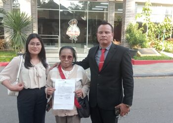 DS: Derita Sinaga
MEN: Muhammad Emil Naser

MELAPOR: Debitur Bank Sumut, Tianas Br Tumorang didampingi pengacaranya Poltak Silitonga, SH, MH melaporkan Direktur Utama (Dirut) dan Kepala Kantor Cabang (Kancab) Bank Sumut Aeknabara berinisial MEN yang kini bertugas di Kancab Tebingtinggi ke Polda Sumut, Rabu (8/5/2024). (Foto Dok/T77)
