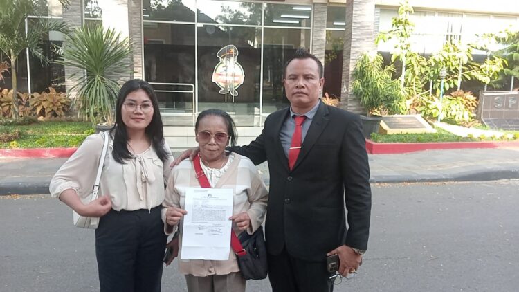 DS: Derita Sinaga
MEN: Muhammad Emil Naser

MELAPOR: Debitur Bank Sumut, Tianas Br Tumorang didampingi pengacaranya Poltak Silitonga, SH, MH melaporkan Direktur Utama (Dirut) dan Kepala Kantor Cabang (Kancab) Bank Sumut Aeknabara berinisial MEN yang kini bertugas di Kancab Tebingtinggi ke Polda Sumut, Rabu (8/5/2024). (Foto Dok/T77)